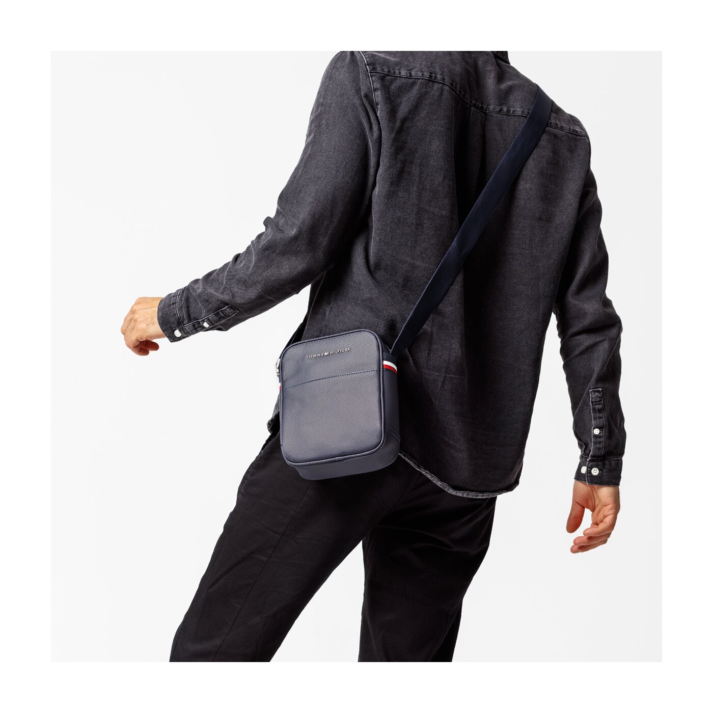 TOMMY HILFIGER TORBA ESSENTIAL PIQUE MINI REPORTER am0am05274cjm kolor granatowy