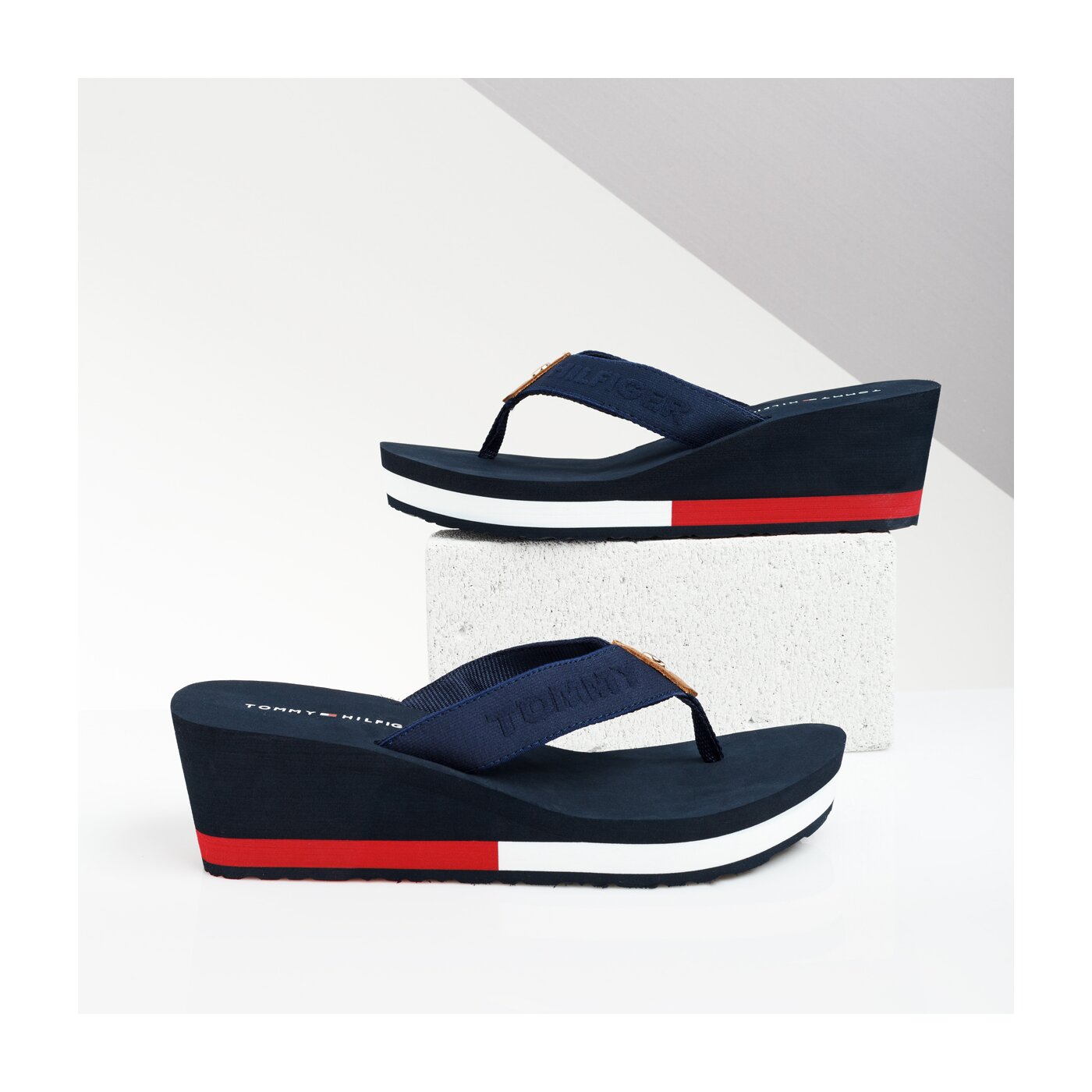 Damskie klapki TOMMY HILFIGER INT DALYA 17D FLAG WEDGE BEACH SANDAL fw0fw03863020 kolor granatowy