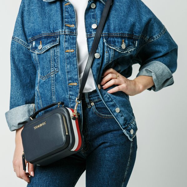 Damska torebka TOMMY HILFIGER TOREBKA TH CORPORATE TRUNK aw0aw076910gz kolor granatowy