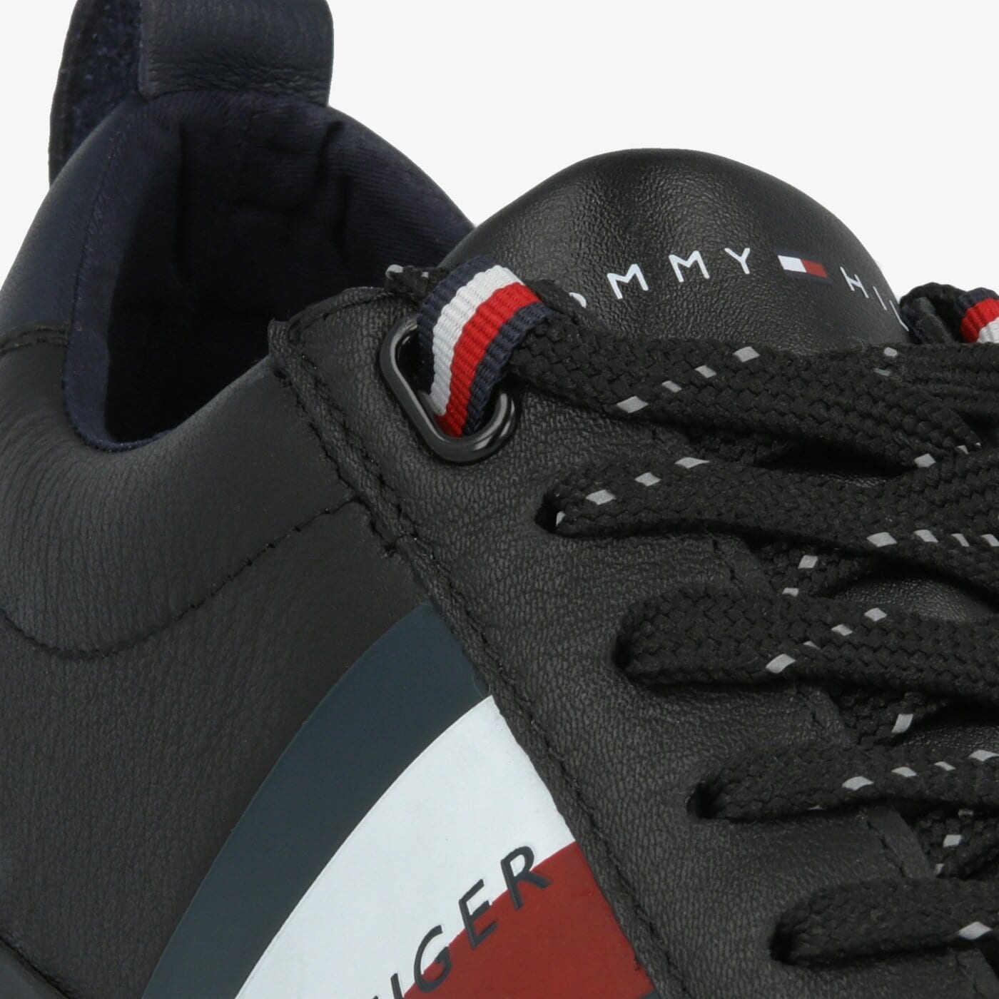 Męskie trampki TOMMY HILFIGER FLAG DETAIL LEATHER SNEAKER fm0fm02576bds kolor czarny
