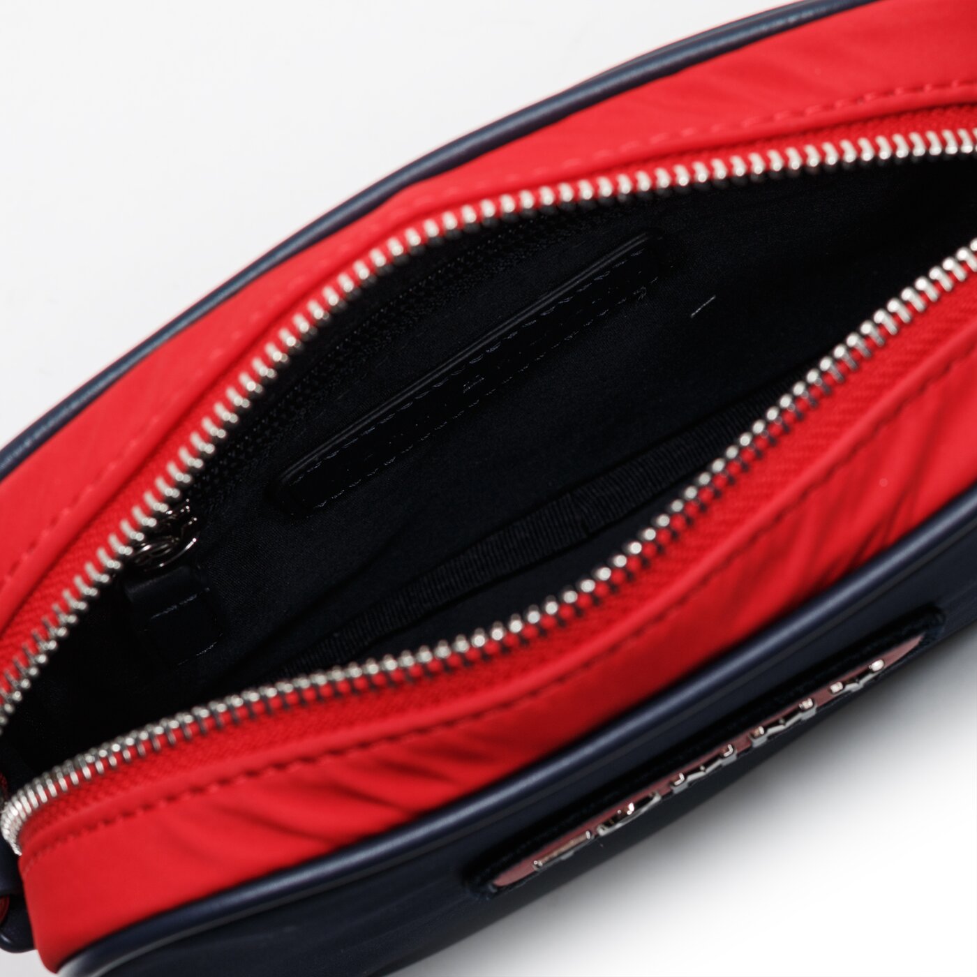 Damska torebka TOMMY HILFIGER TOREBKA VARSITY NLYON CROSSOVER aw0aw06296901 kolor granatowy