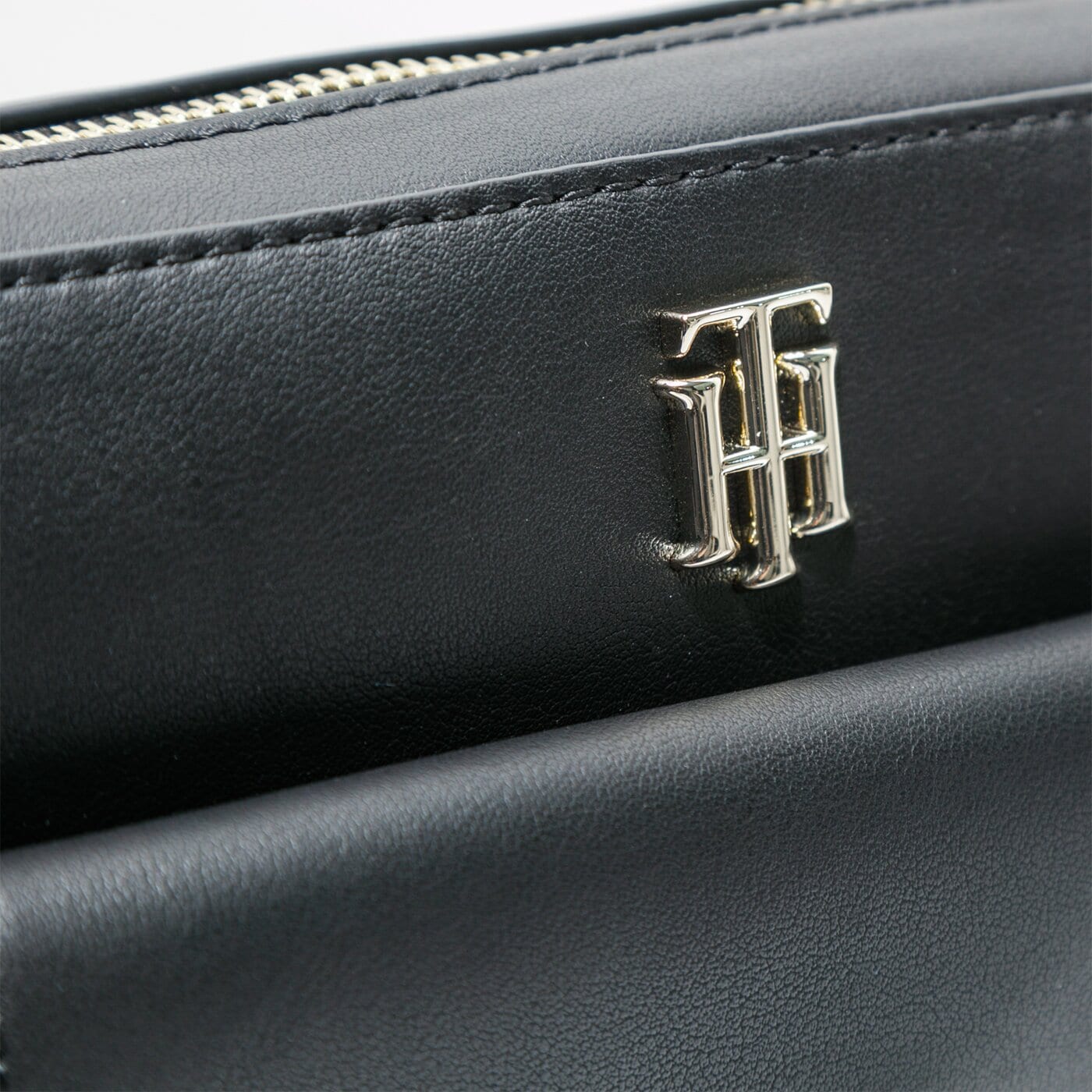 Damska torebka TOMMY HILFIGER TOREBKA TH SEASONAL CROSSOVER aw0aw088210gj kolor czarny