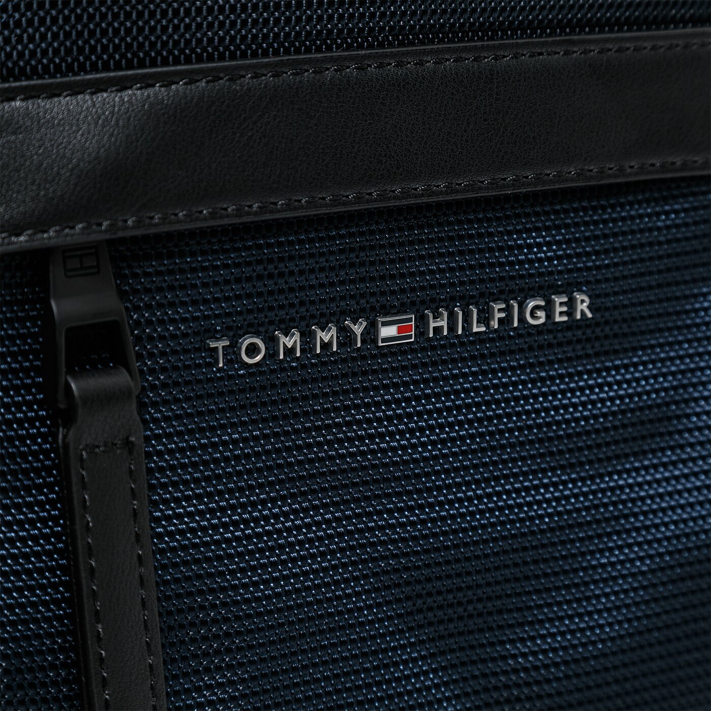 TOMMY HILFIGER TORBA ELEVATED NYLON MINI REPORTER am0am06472dw5 kolor granatowy