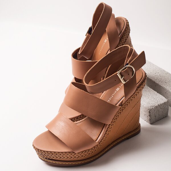 Damskie sandały TOMMY HILFIGER ELEVATED LEATHER WEDGE SANDAL fw0fw02575297 kolor beżowy