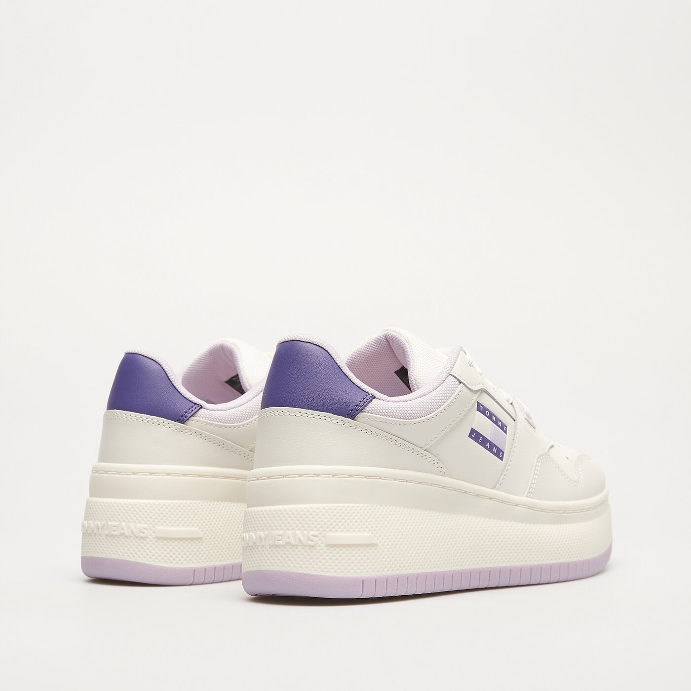 Damskie sneakersy (buty) TOMMY HILFIGER TJW RETRO BASKET FLATFORM ESS en0en02506w06 kolor biały