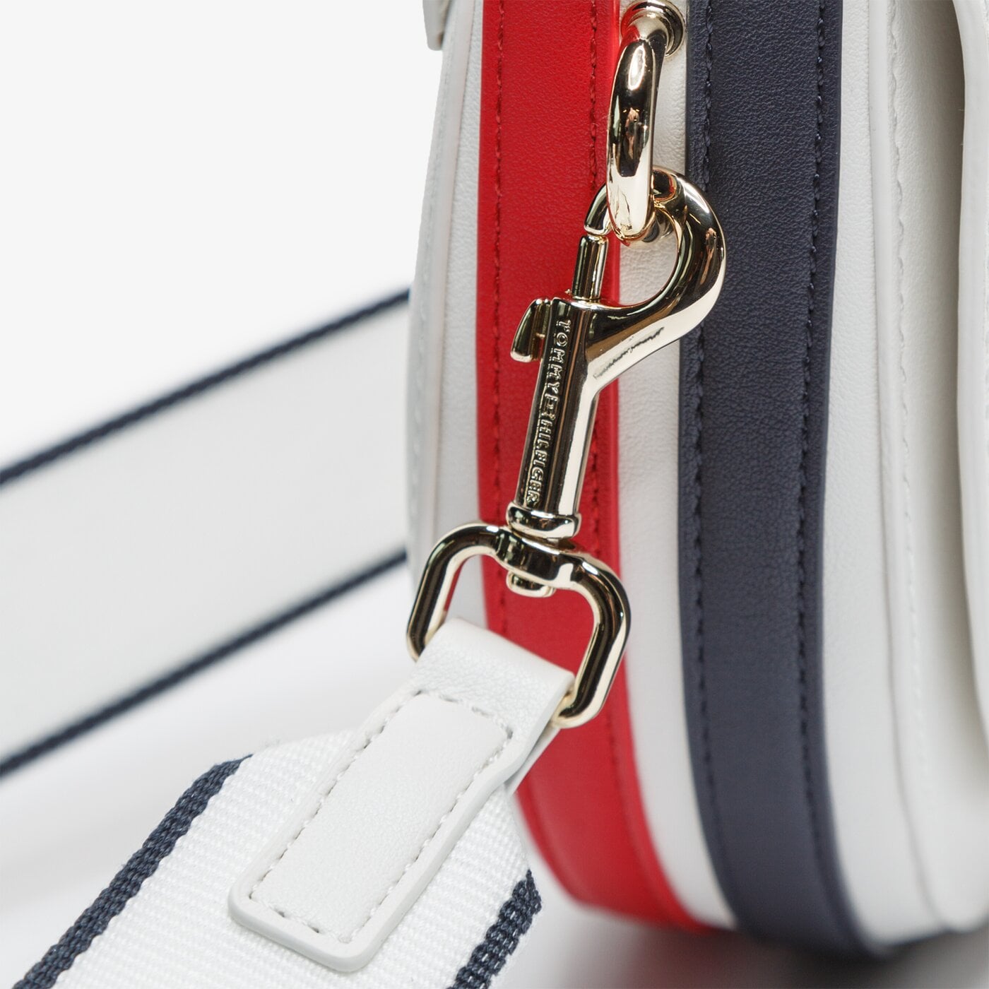 Damska torebka TOMMY HILFIGER TOREBKA STAPLE SADDLE aw0aw08226yaf kolor biały