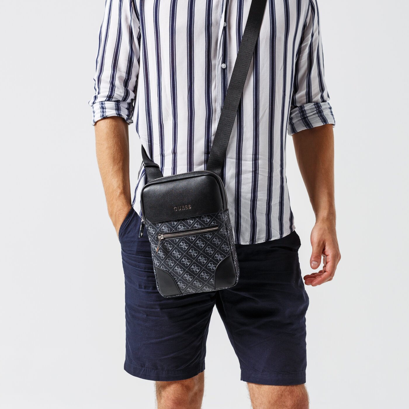 GUESS TORBA MANHATTAN LOGO TOP ZIP CROSSBO hm6767pol94bla kolor czarny