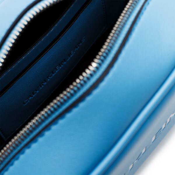 Damska torebka CALVIN KLEIN TOREBKA CAMERA BAG k60k605247445 kolor niebieski