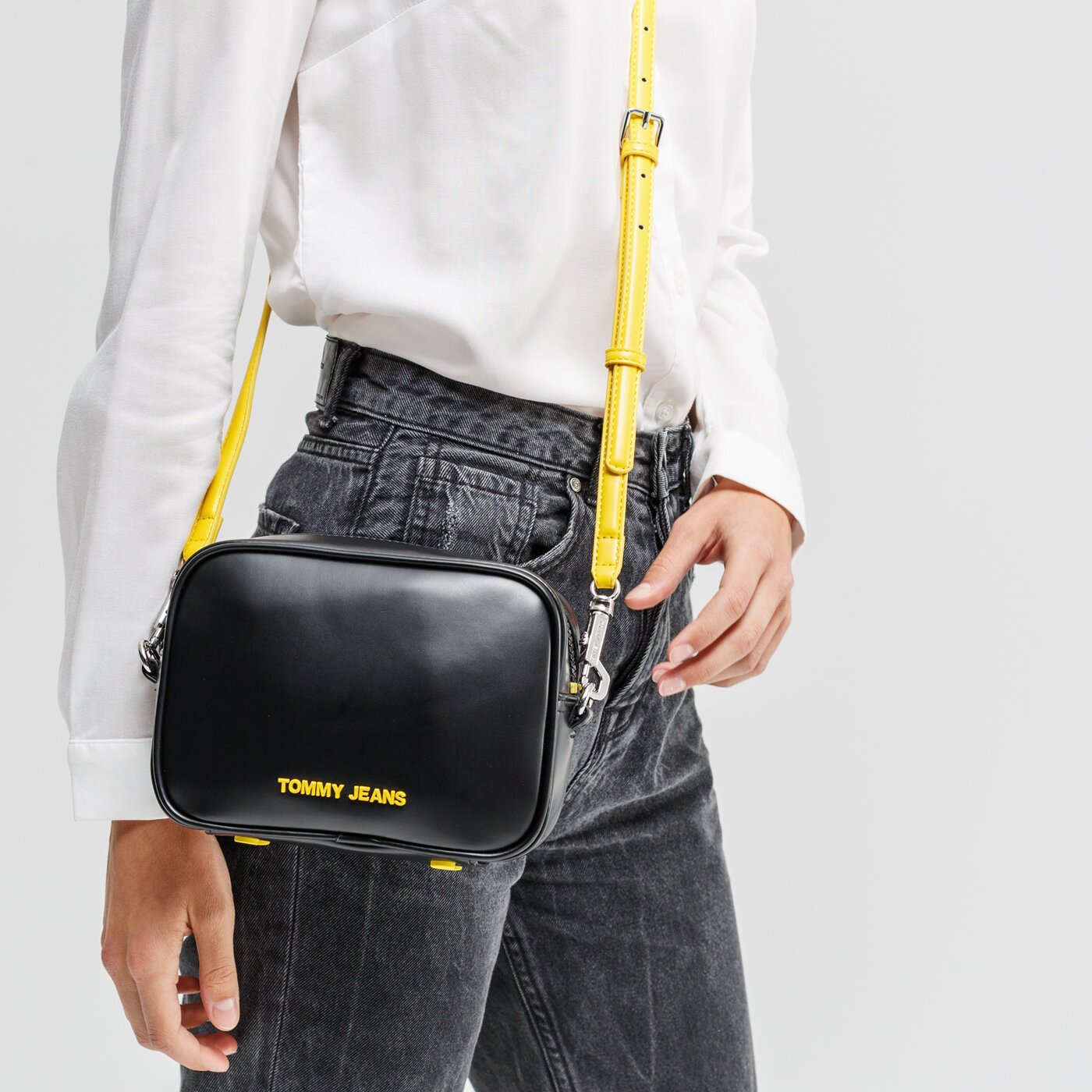 Damska torebka TOMMY HILFIGER TOREBKA TJW NEW GEN CROSSOVER aw0aw08566bds kolor czarny