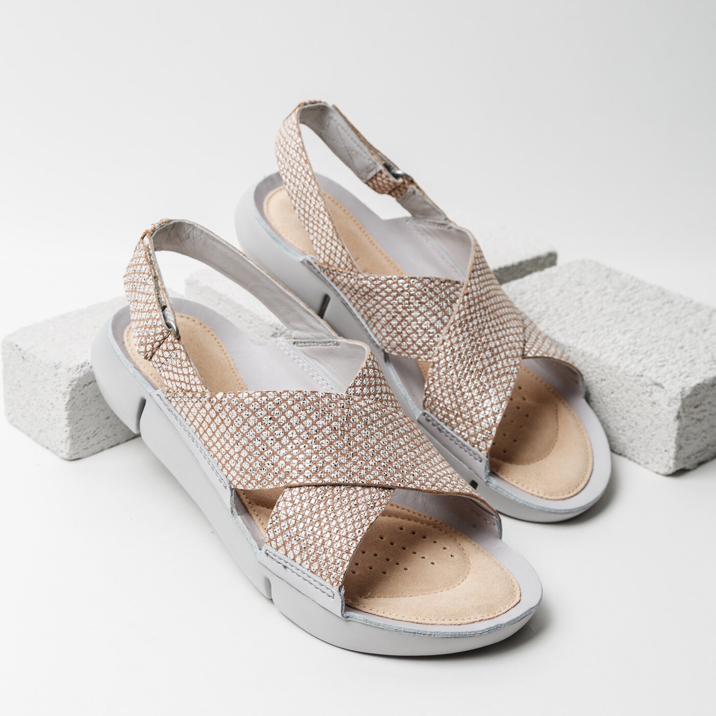 Damskie sandały CLARKS TRI CHLOE 26131294 kolor srebrny