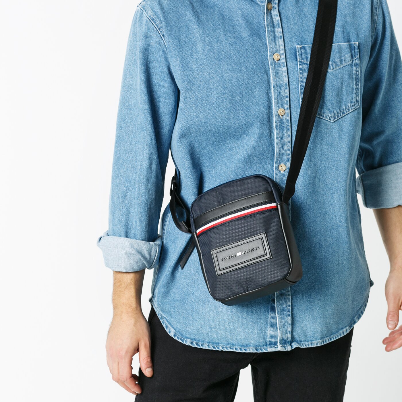 TOMMY HILFIGER TORBA MODERN NYLON MINI CROSSOVER am0am05568cjm kolor granatowy
