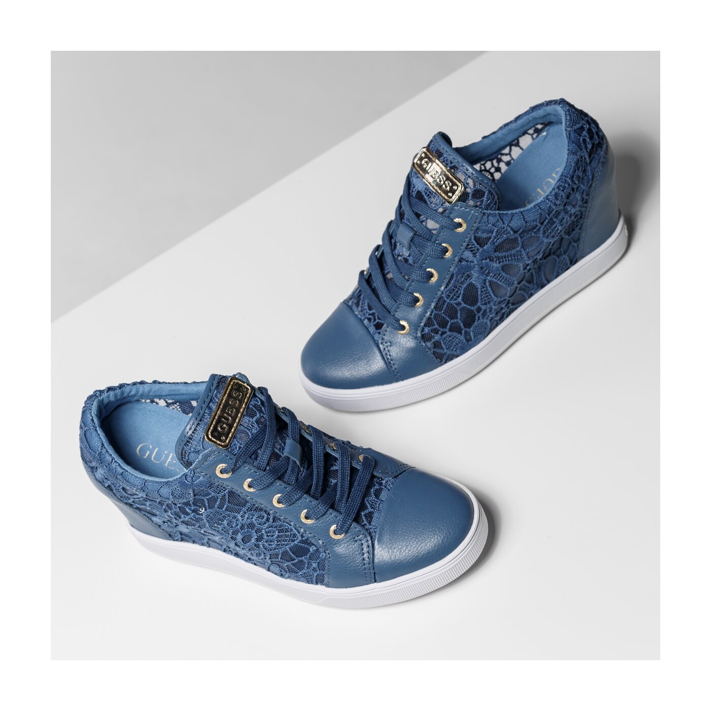 Damskie trampki GUESS FINNA flfin1lac12blue kolor niebieski