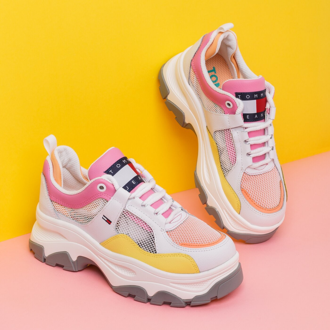 Damskie sneakersy (buty) TOMMY HILFIGER RECYCLED MESH FLATFORM SHOE en0en00808ybs kolor biały