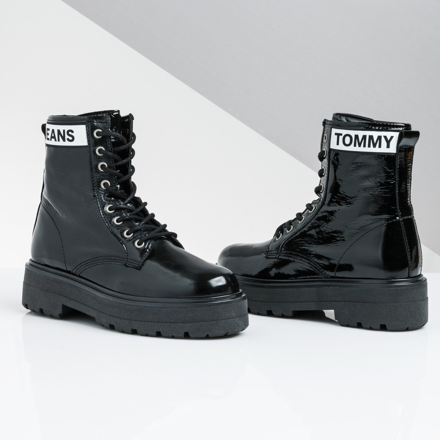 Damskie botki / sztyblety TOMMY HILFIGER PATENT LEATHER FLATFORM BOOT en0en00700bds kolor czarny