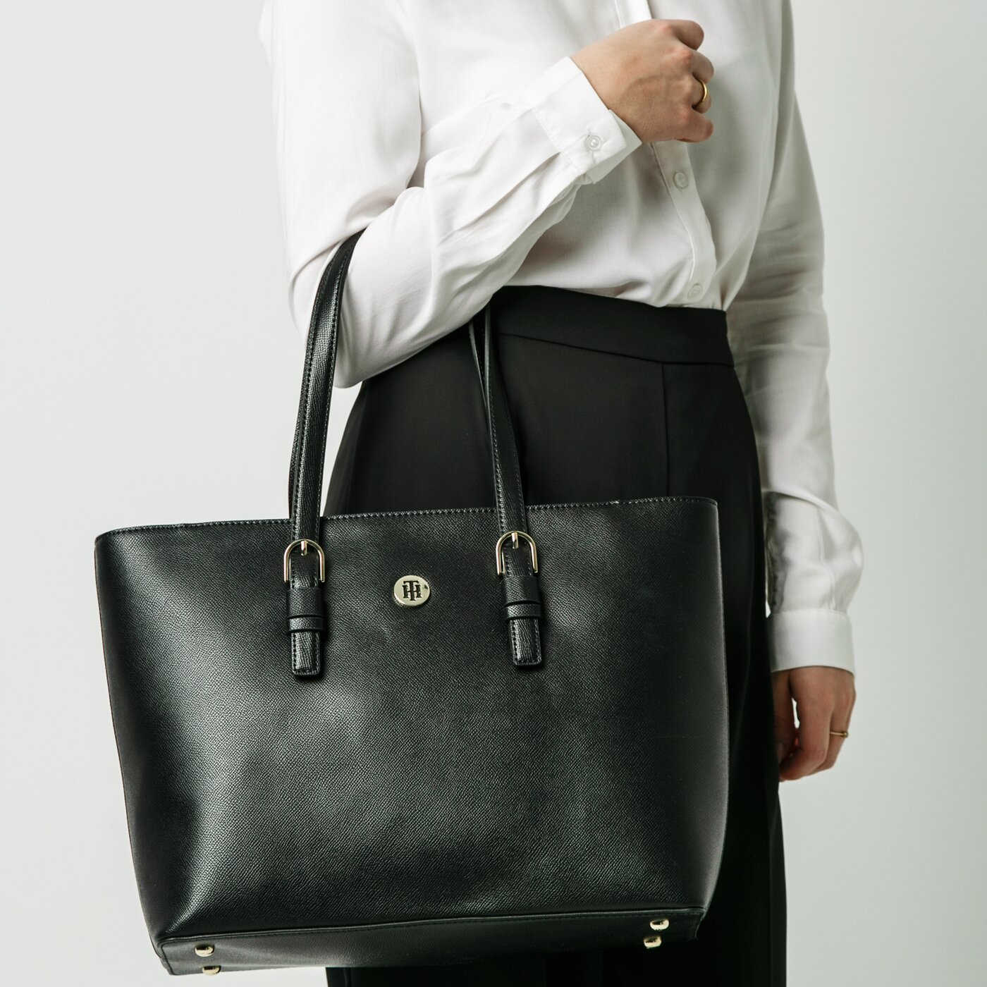 Damska torebka TOMMY HILFIGER TOREBKA CLASSIC SAFFIANO EW TOTE aw0aw07668bds kolor czarny