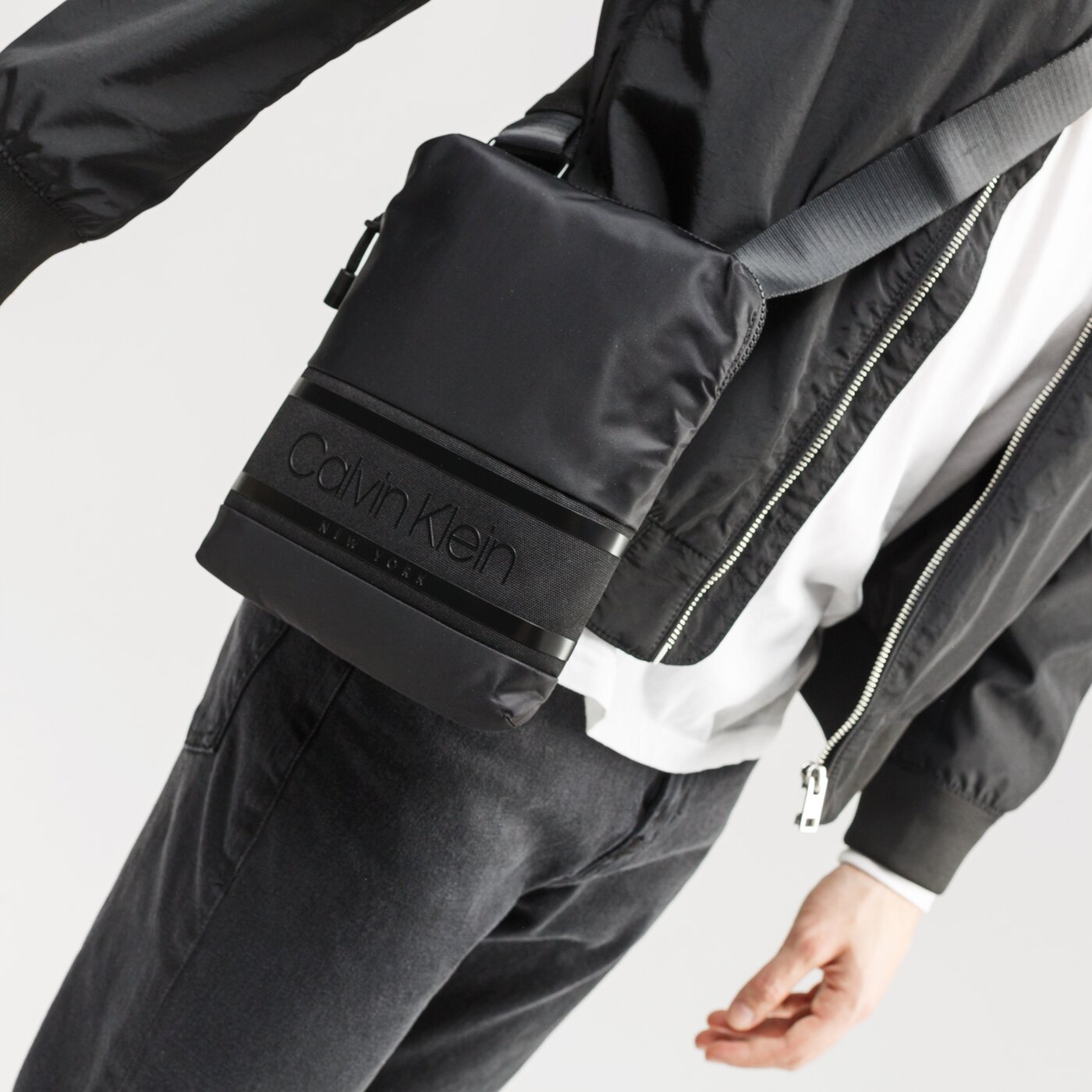 CALVIN KLEIN TORBA STRIPED LOGO FLAT CROSSOVER k50k505378bax kolor czarny