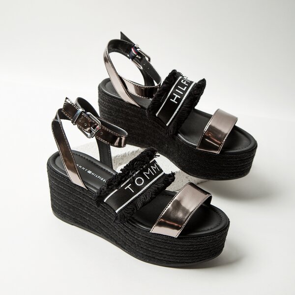 Damskie sandały TOMMY HILFIGER SHINY METALLIC FLATFORM SANDAL fw0fw03393990 kolor srebrny