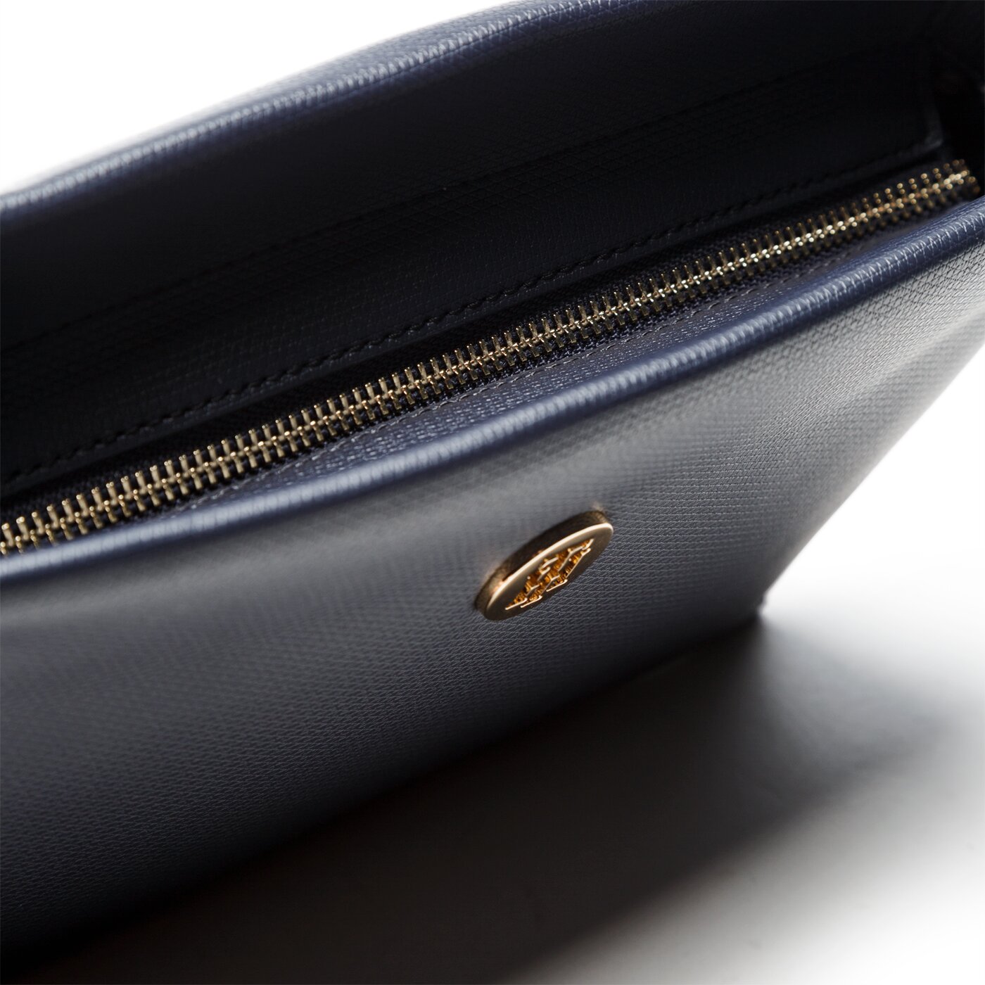 Damska torebka TOMMY HILFIGER TOREBKA EFFORTLESS SAFFIANO XOVER aw0aw06306901 kolor granatowy