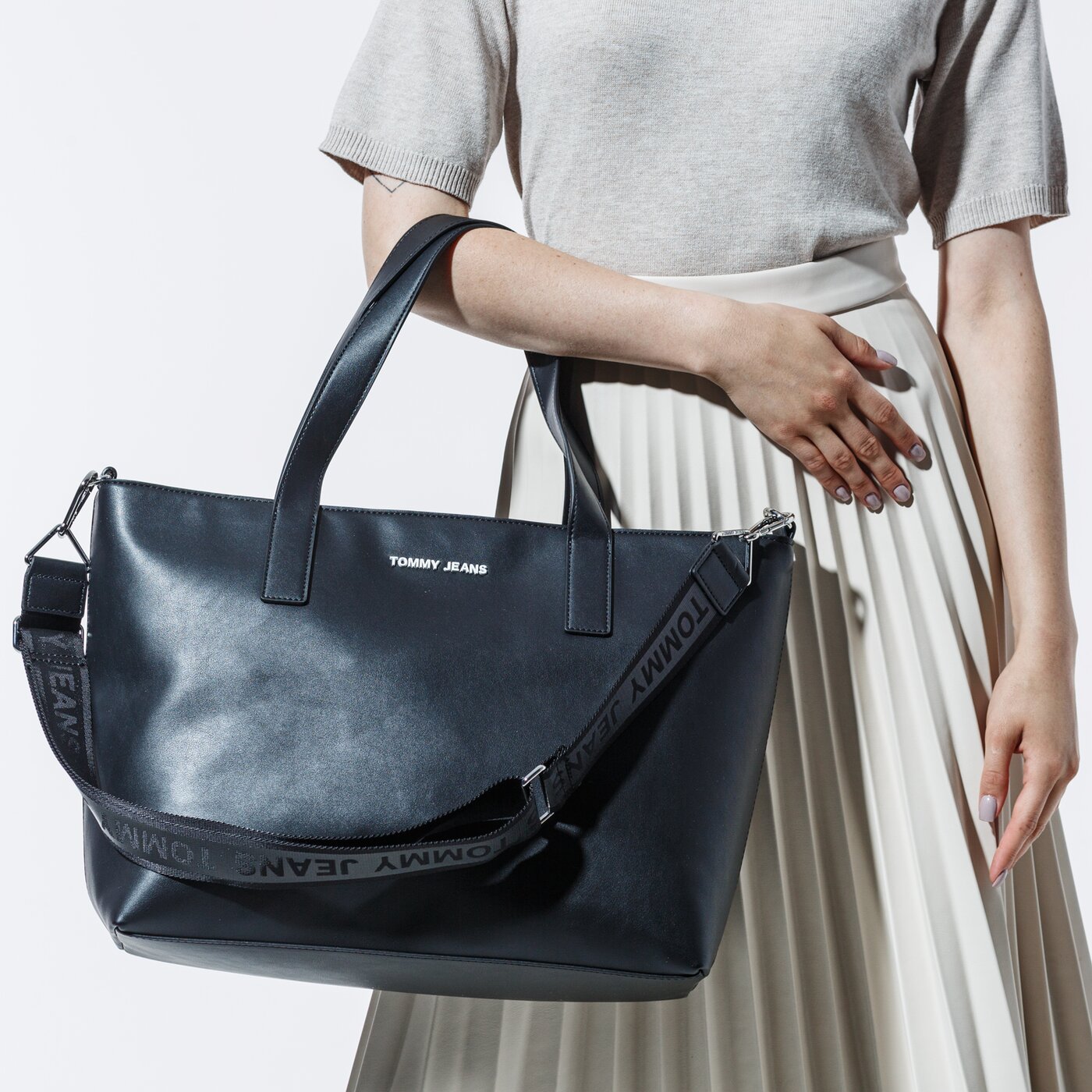 Damska torebka TOMMY HILFIGER TOREBKA FEMME E/W TOTE PU aw0aw080550f4 kolor czarny