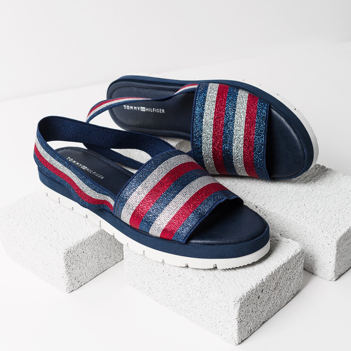 Damskie sandały TOMMY HILFIGER CORPORATE SPARKLE BEACH SLIDE fw0fw02772406 kolor granatowy