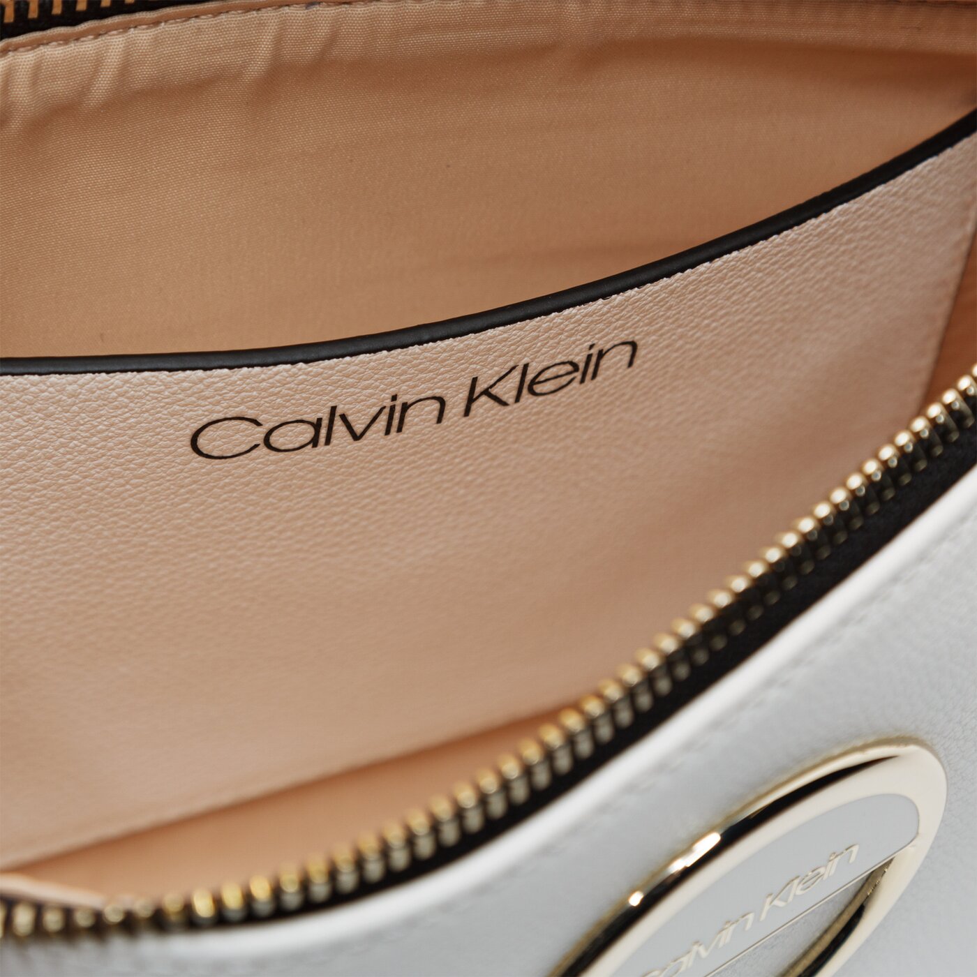 Damska torebka CALVIN KLEIN TOREBKA DISC EW CROSSBODY k60k606313yad kolor biały