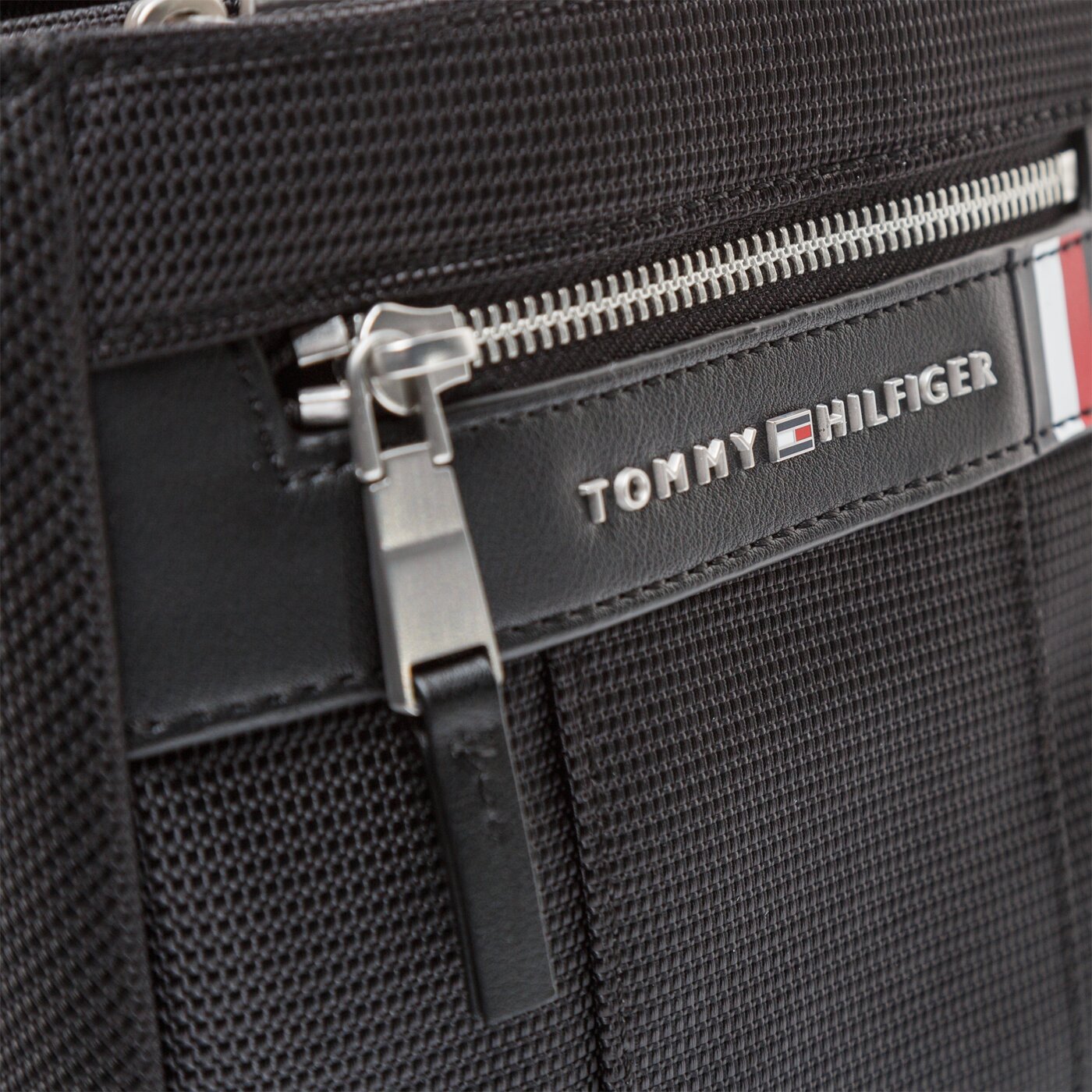 TOMMY HILFIGER TORBA ELEVATED NYLON MINI CROSSOVER am0am05811bds kolor czarny