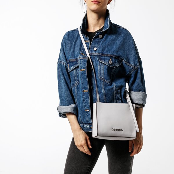 Damska torebka CALVIN KLEIN TOREBKA EXTENDED CROSSBODY k60k605343457 kolor szary
