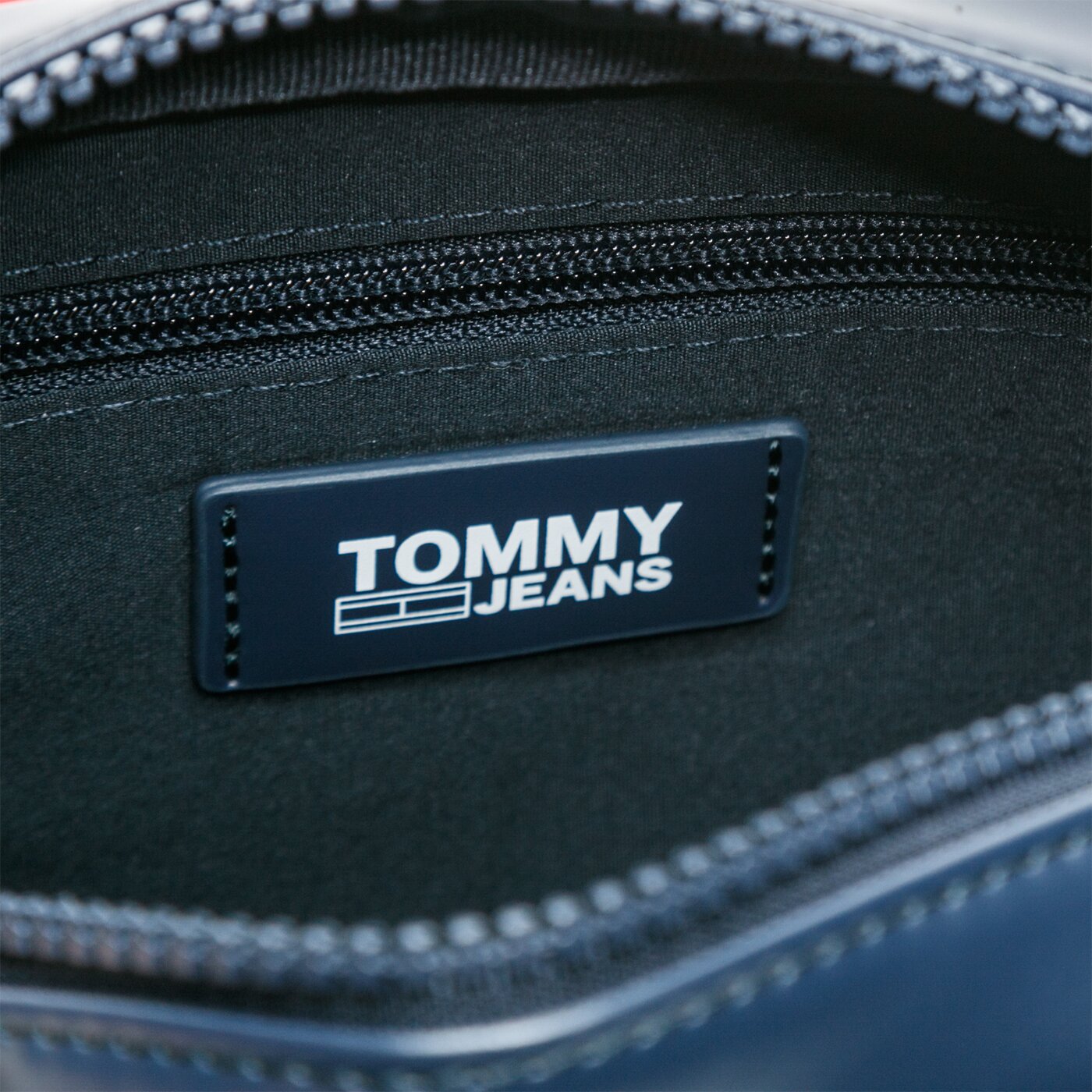 Damska torebka TOMMY HILFIGER TOREBKA TJW NEW GEN CROSSOVER aw0aw085660gy kolor granatowy