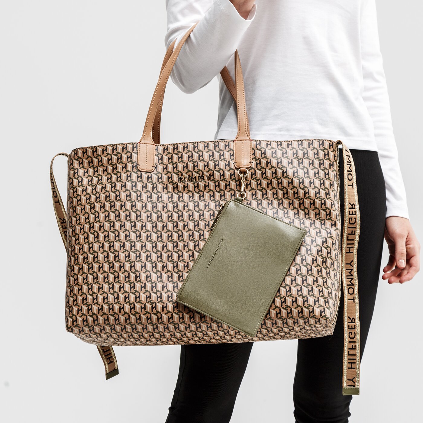 Damska torebka TOMMY HILFIGER TOREBKA ICONIC TOMMY TOTE MONO aw0aw09049aez kolor multicolor