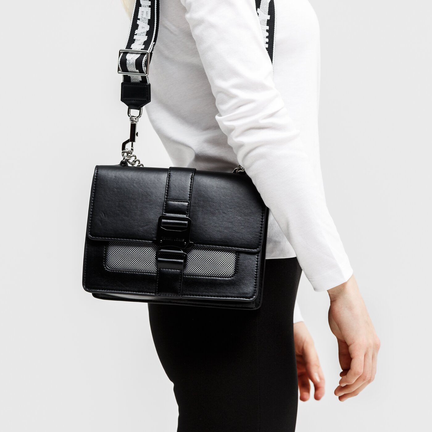 Damska torebka TOMMY HILFIGER TOREBKA TJW ITEM MED CROSSOVER aw0aw08966bds kolor czarny