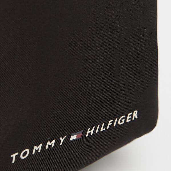 Damska torebka TOMMY HILFIGER TOREBKA TH SKYLINE MINI REPORTER am0am11790bds kolor czarny