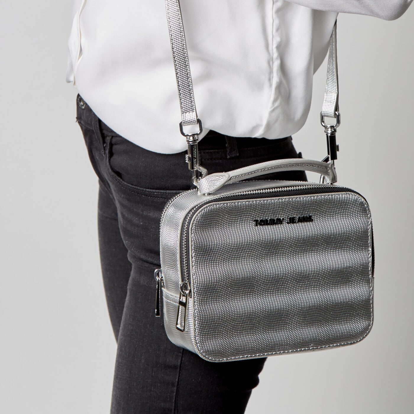 Damska torebka TOMMY HILFIGER TOREBKA TJW FEMME PU CROSSOVER METALIC aw0aw098600im kolor srebrny