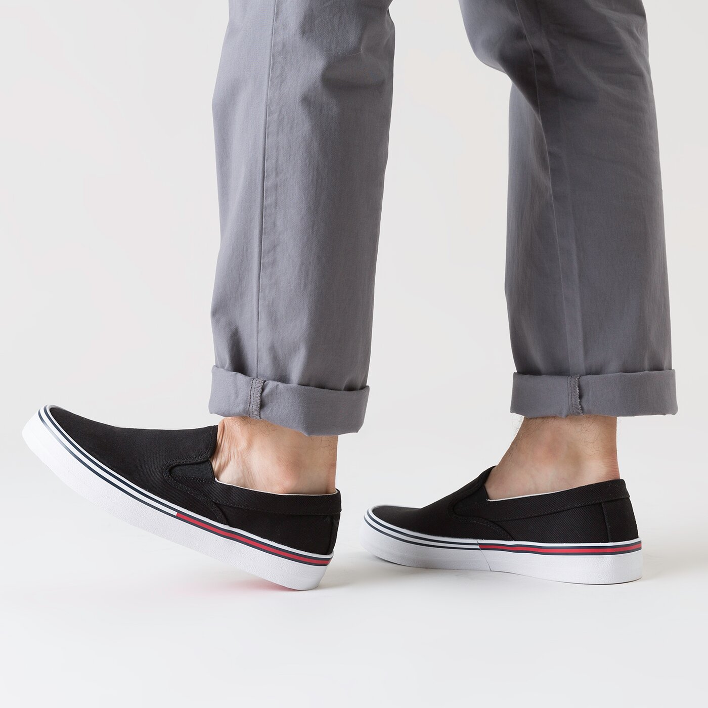 Męskie trampki TOMMY HILFIGER TOMMY JEANS ESSENTIAL SLIPON em0em00961bds kolor czarny