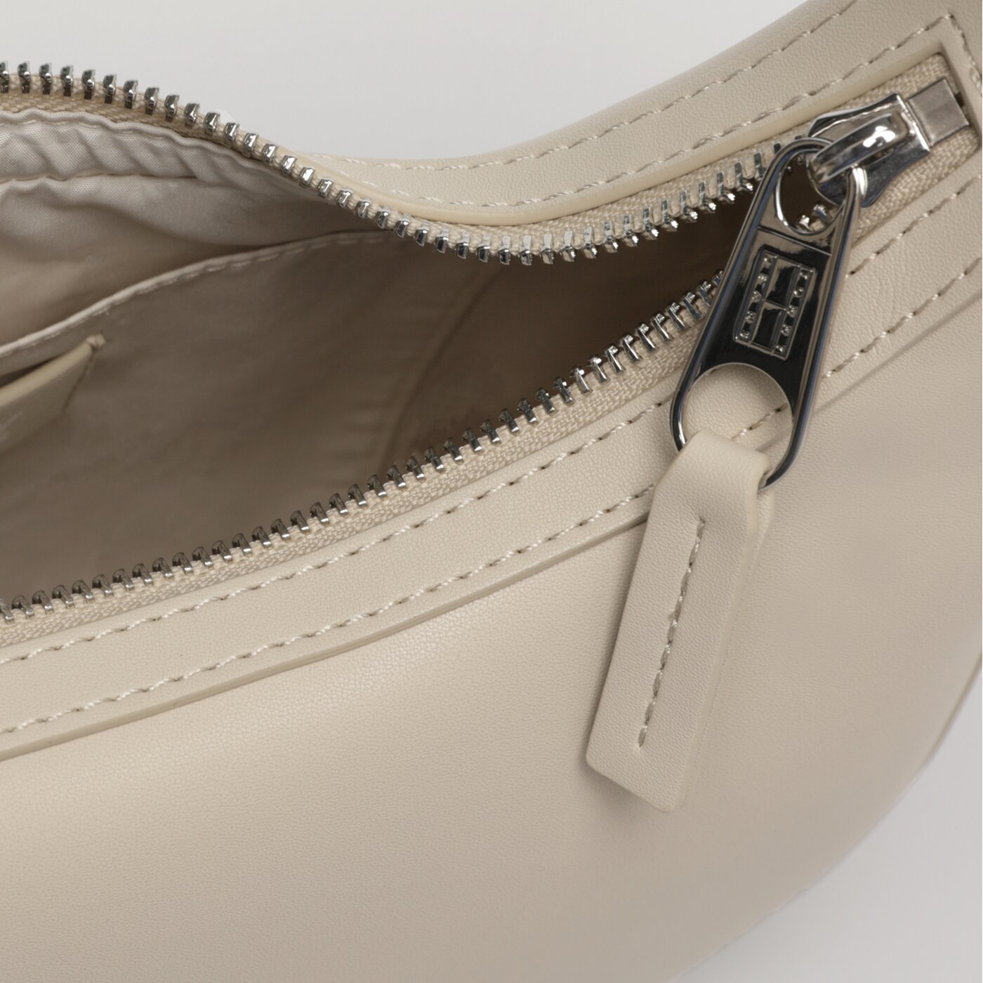 Damska torebka TOMMY HILFIGER TOREBKA TJW BOLD SHOULDER BAG aw0aw15433aev kolor biały