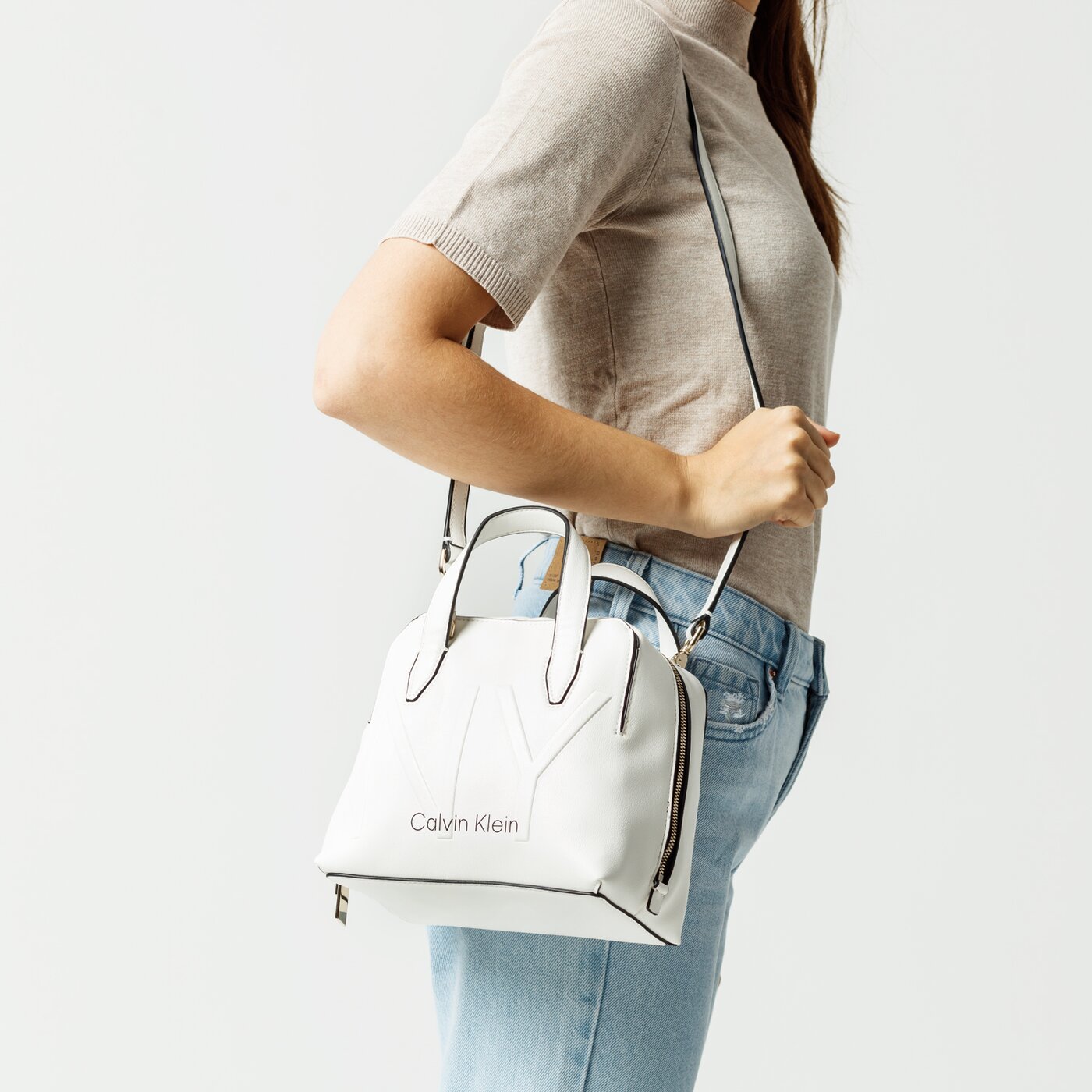Damska torebka CALVIN KLEIN TOREBKA SHAPED SML DUFFLE k60k606032yad kolor biały