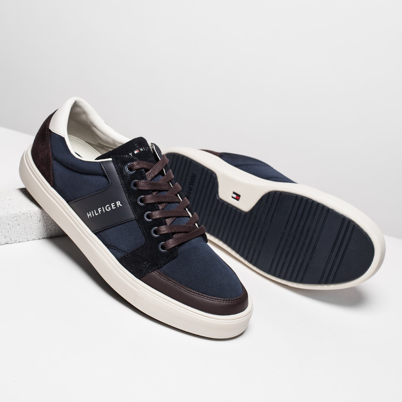 Męskie trampki TOMMY HILFIGER LIGHTWEIGHT COLOR BLOCK LOW CUT fm0fm01635901 kolor granatowy