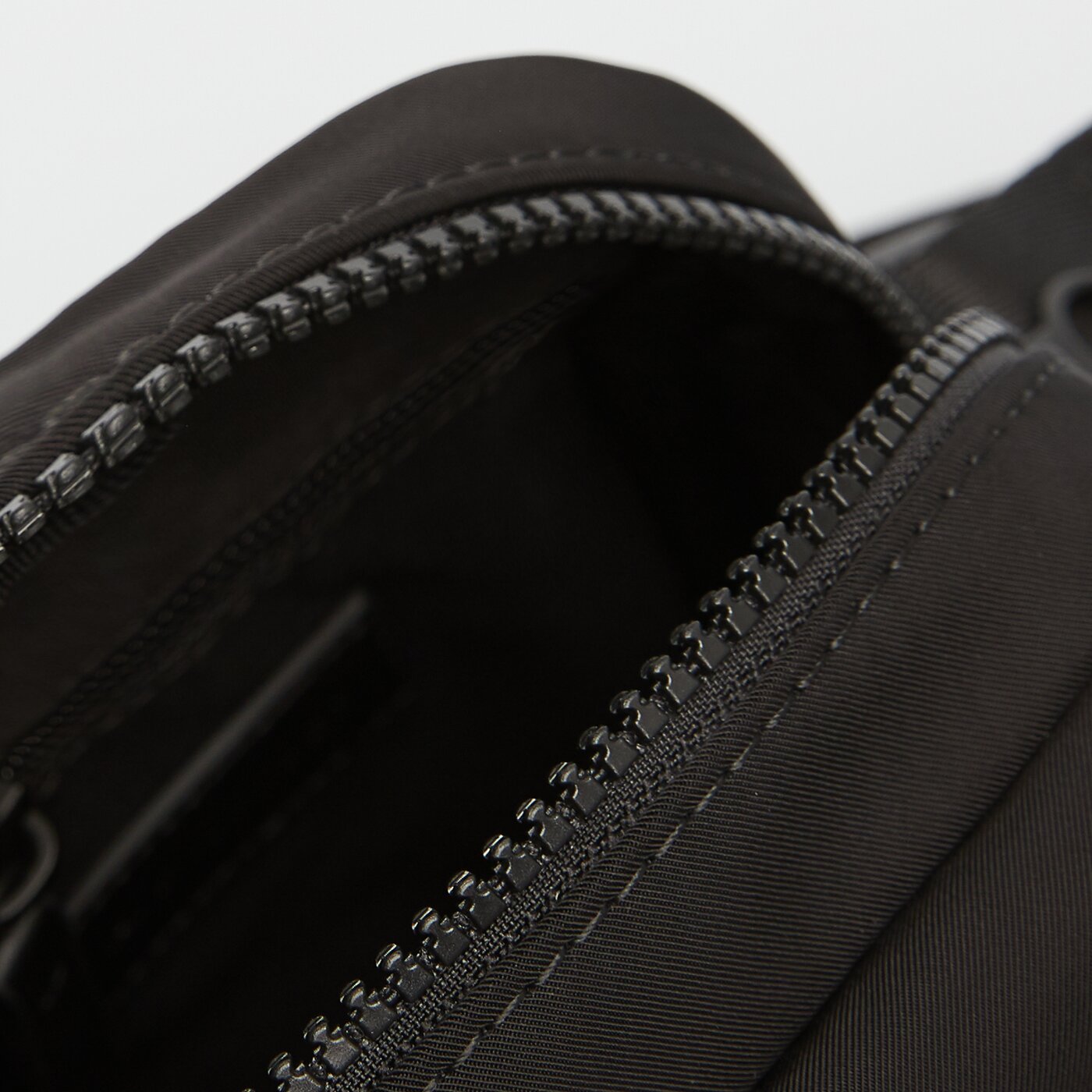 Damska torebka TOMMY HILFIGER TOREBKA TH SKYLINE MINI REPORTER am0am11790bds kolor czarny