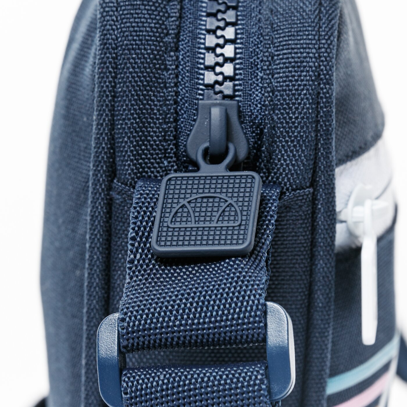 Damska torebka ELLESSE TOREBKA MINA SMALL ITEM BAG NAVY saja1934429 kolor granatowy