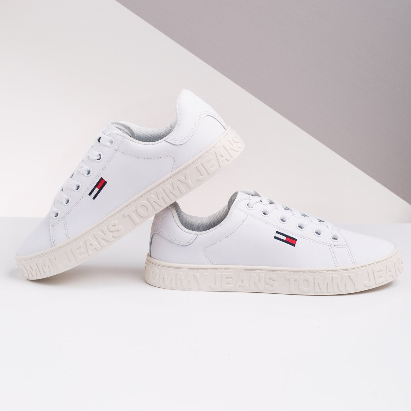 Damskie trampki TOMMY HILFIGER COOL TOMMY JEANS SNEAKER en0en00877100 kolor biały
