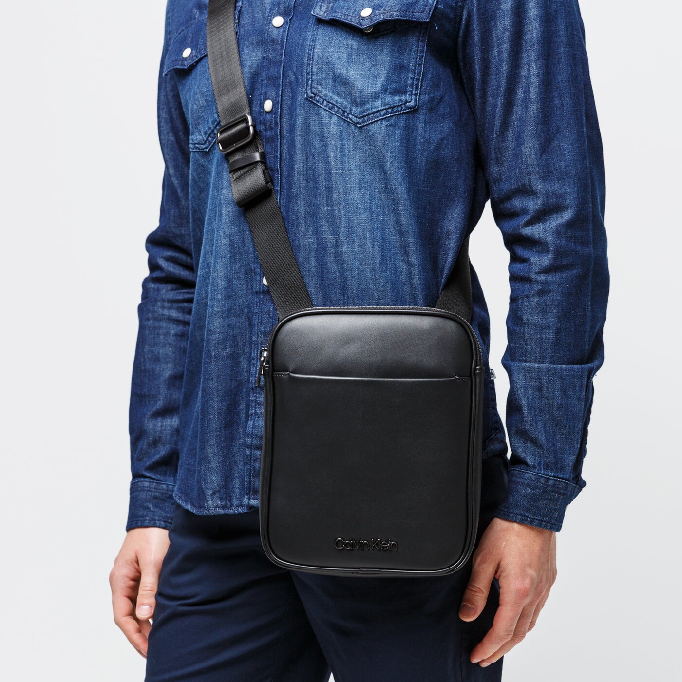 CALVIN KLEIN TORBA CK CENTRAL FLAT CROSSOVER k50k505677bax kolor czarny