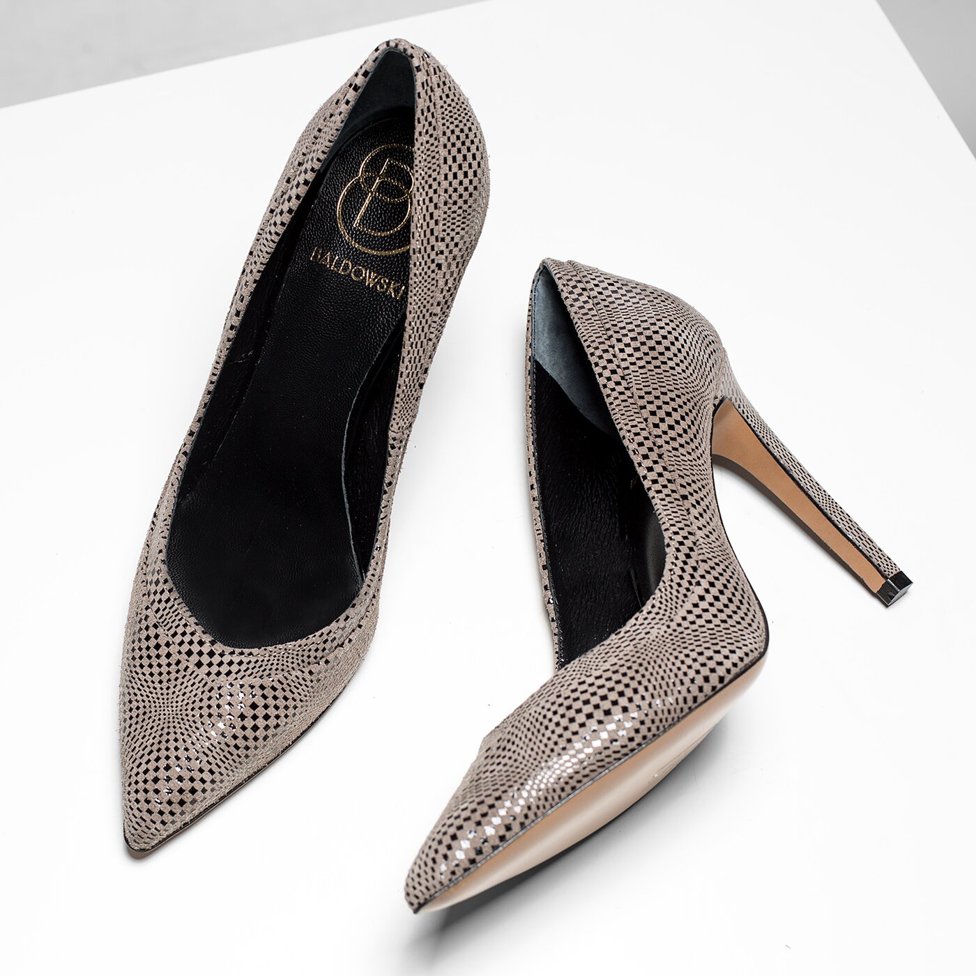 Damskie szpilki / czółenka BALDOWSKI CZÓŁENKO ALASKA SZACHOWNICA CAPPUCINO d009961451009 kolor brązowy