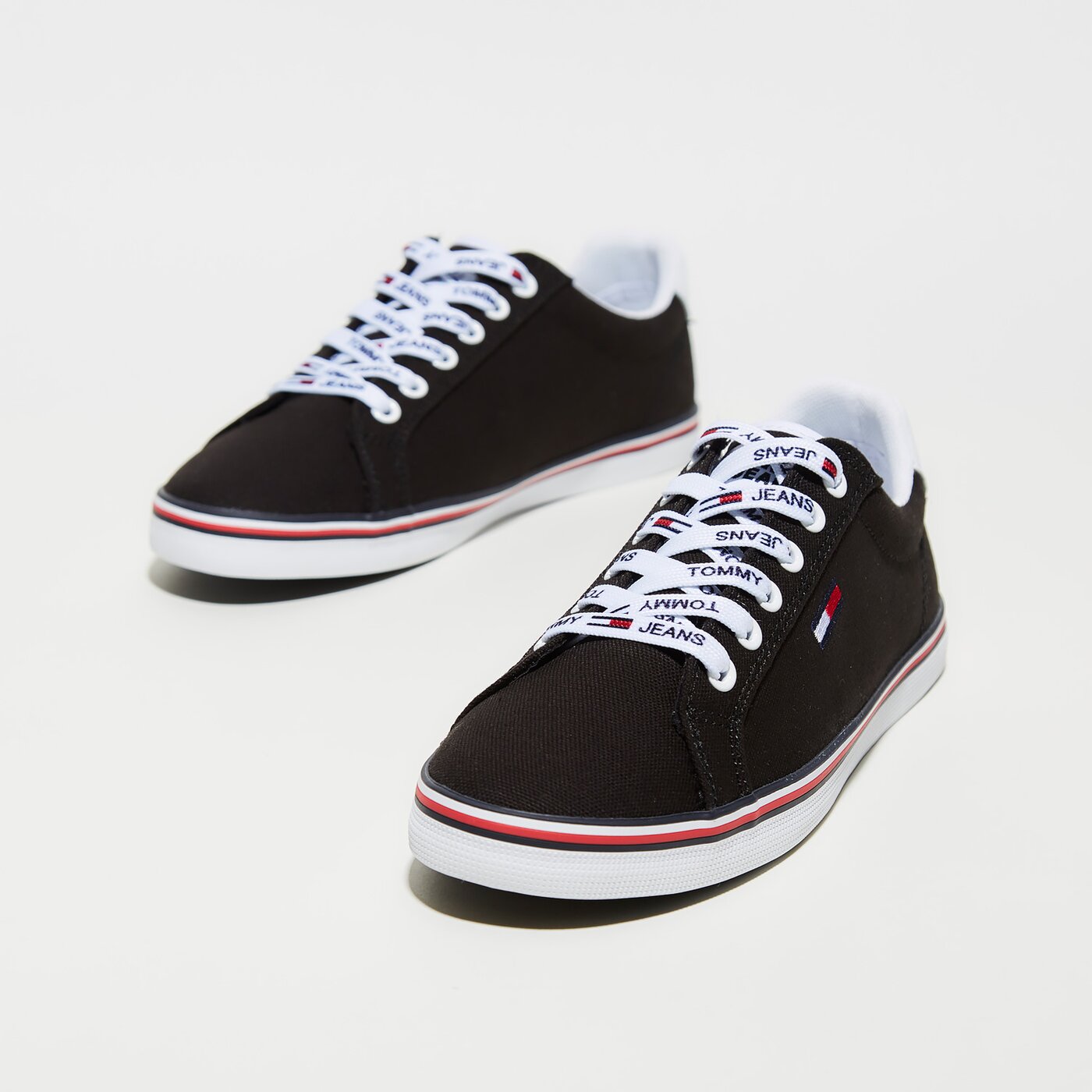 TOMMY HILFIGER ESSENTIAL LACE UP SNEAKER kolor CZARNY