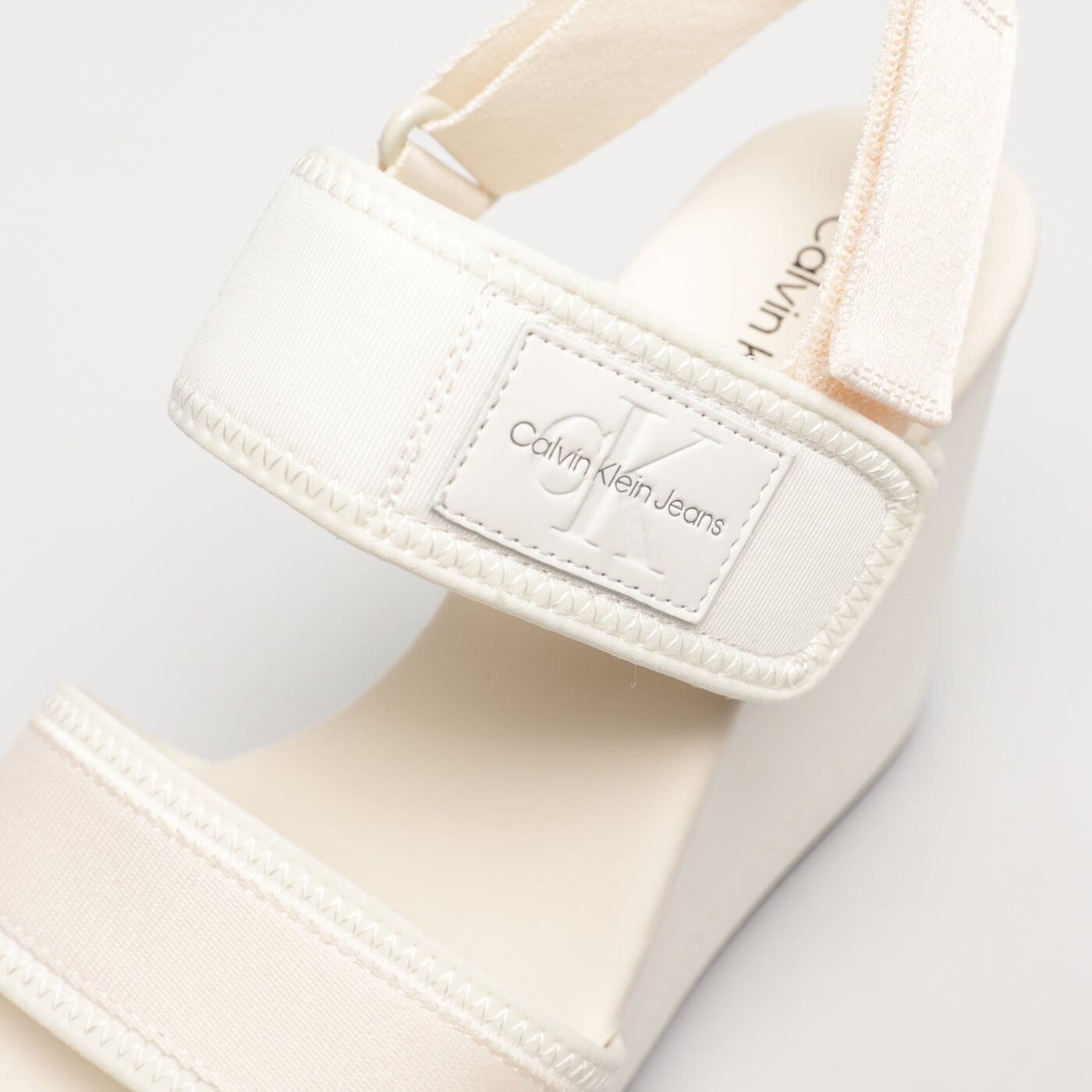 Damskie szpilki / czółenka CALVIN KLEIN WEDGE SANDAL BADGE yw0yw010280la kolor biały