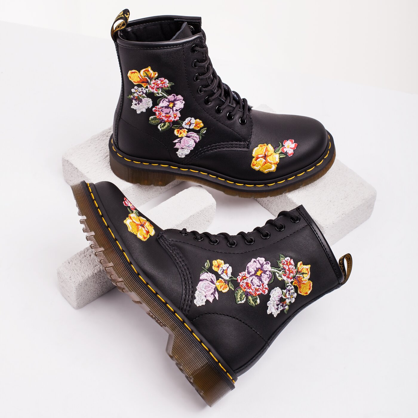 Damskie botki / sztyblety DR MARTENS 8 EYE BOOT 24067001 kolor czarny