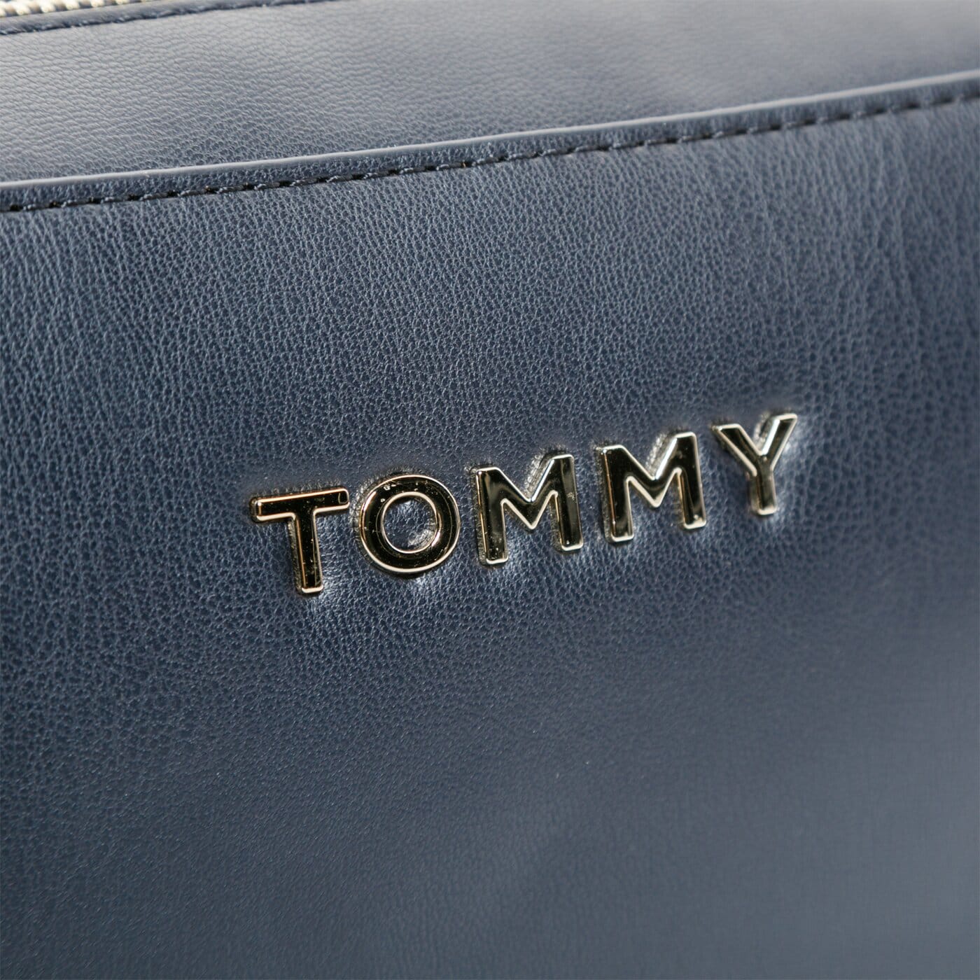 Damska torebka TOMMY HILFIGER TOREBKA ICONIC CAMERA aw0aw07950cjm kolor granatowy