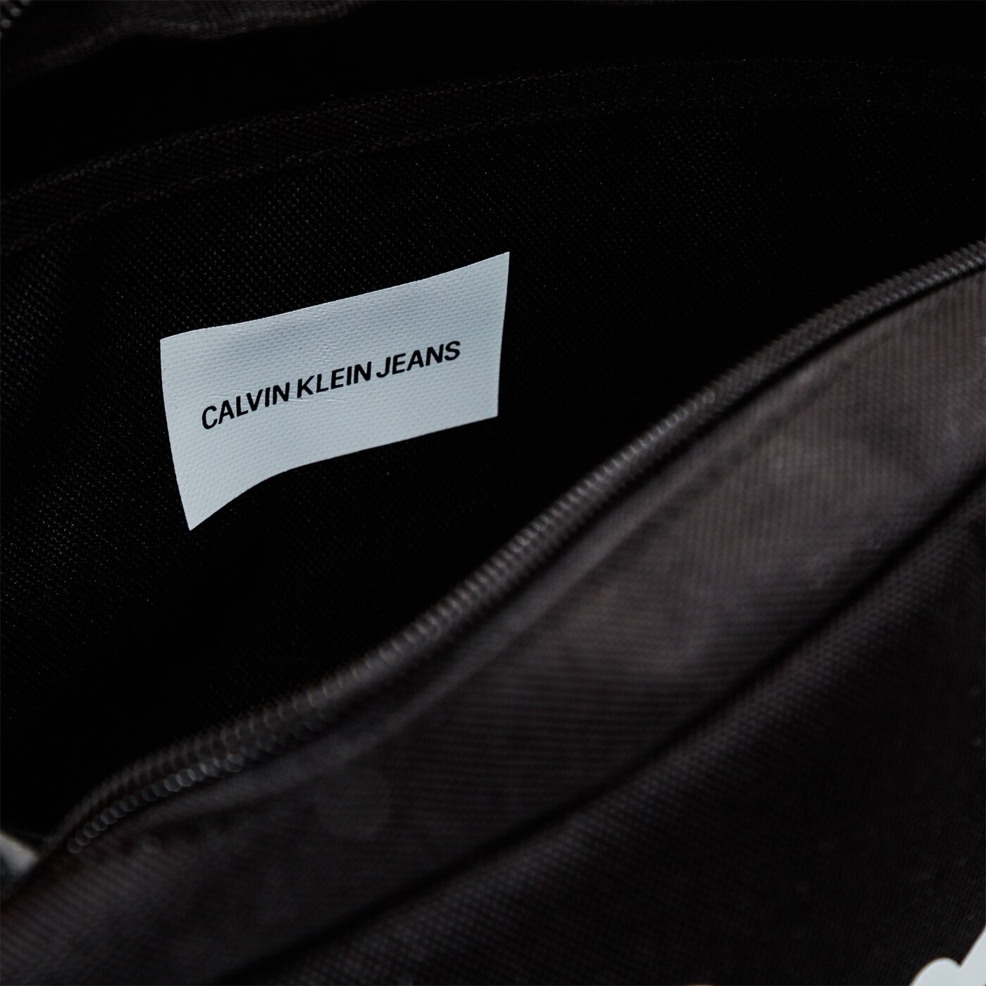 CALVIN KLEIN TORBA SPORT ESSENTIALS CAMERA BAG k60k606593bds kolor czarny