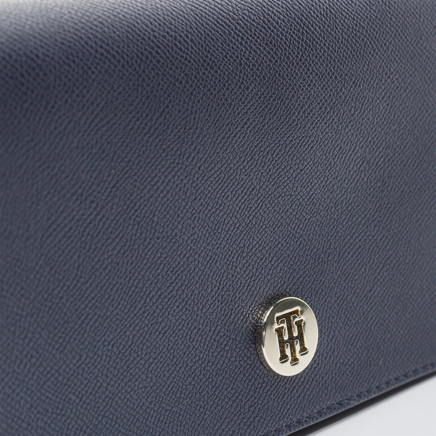 Damska torebka TOMMY HILFIGER TOREBKA HONEY FLAP CROSSOVER aw0aw07943cjm kolor granatowy