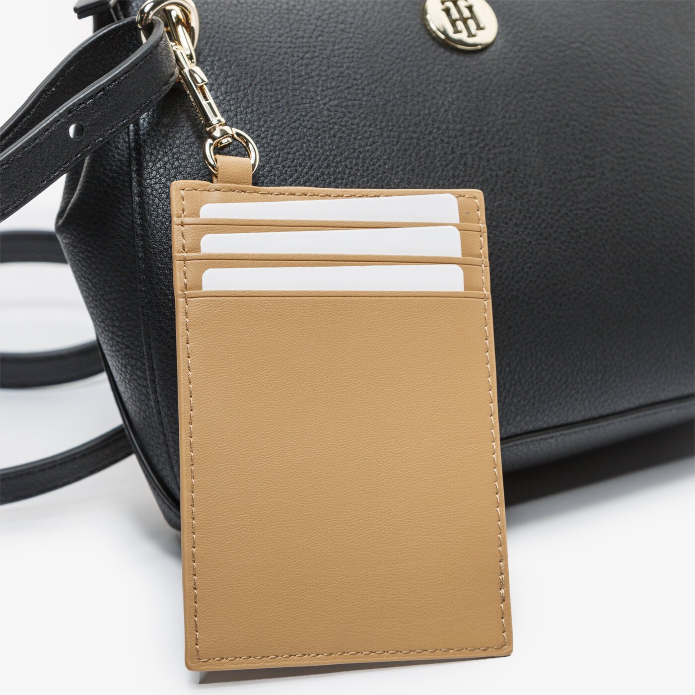 Damska torebka TOMMY HILFIGER TOREBKA CHARMING CROSSOVER aw0aw08157bds kolor czarny