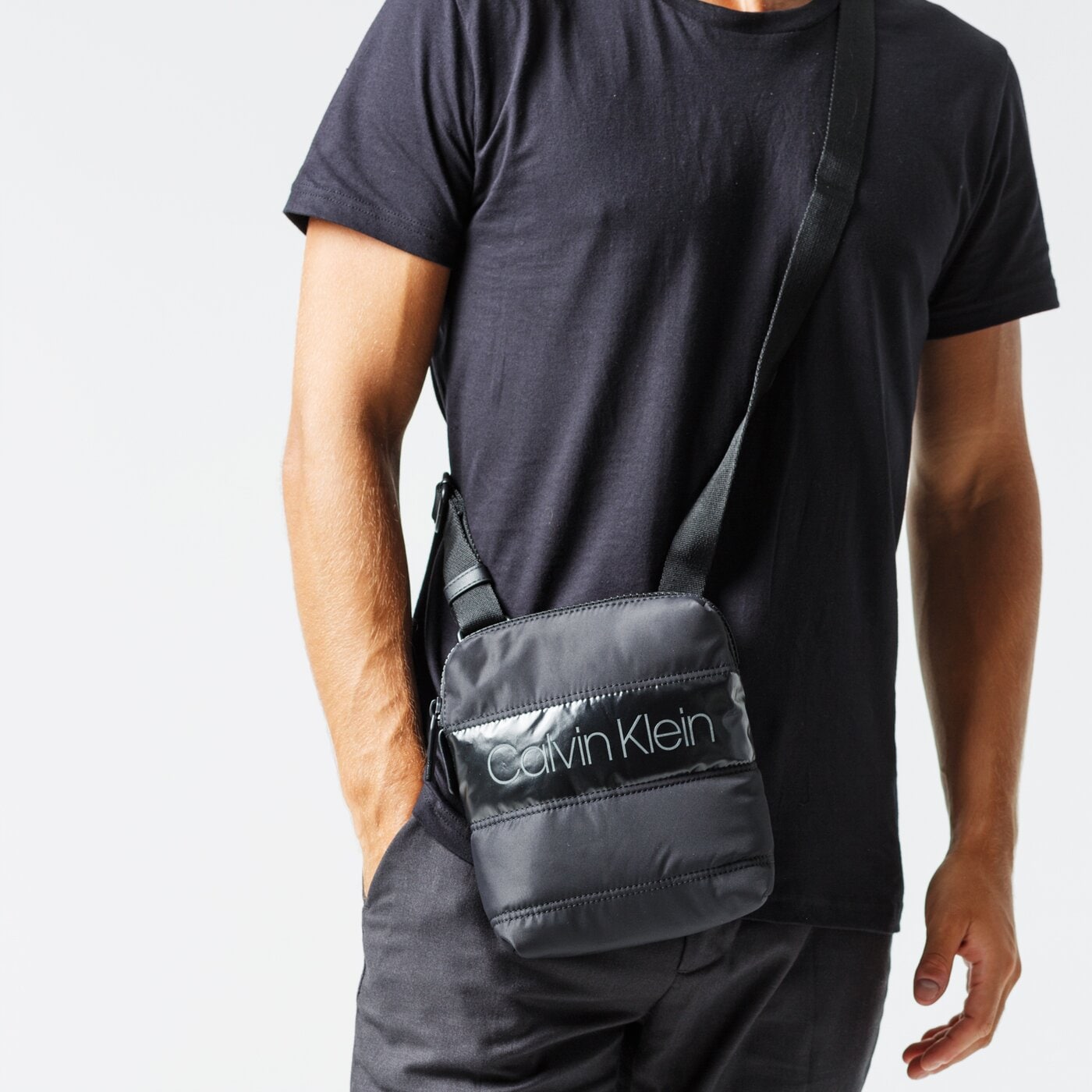 CALVIN KLEIN TORBA PUFFER MINI REPORTER k50k504785bds kolor granatowy