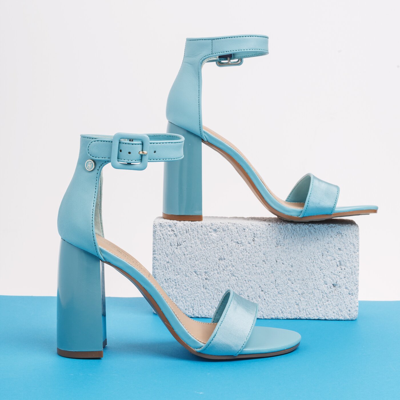 Damskie sandały TOMMY HILFIGER SHATILA 9C1 HEELED SANDAL TOMMY PASTEL fw0fw04116447 kolor niebieski